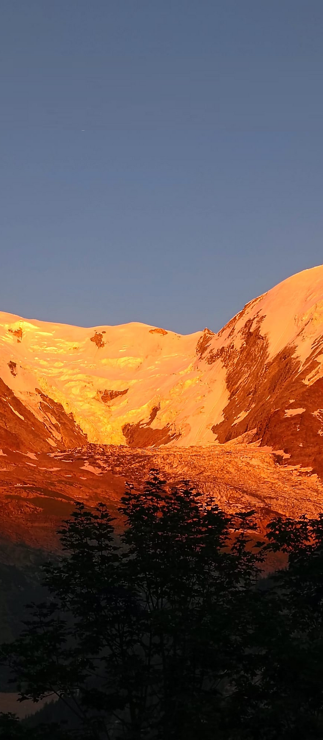 Le massif du Mont-Blanc éclairé par le soleil levant